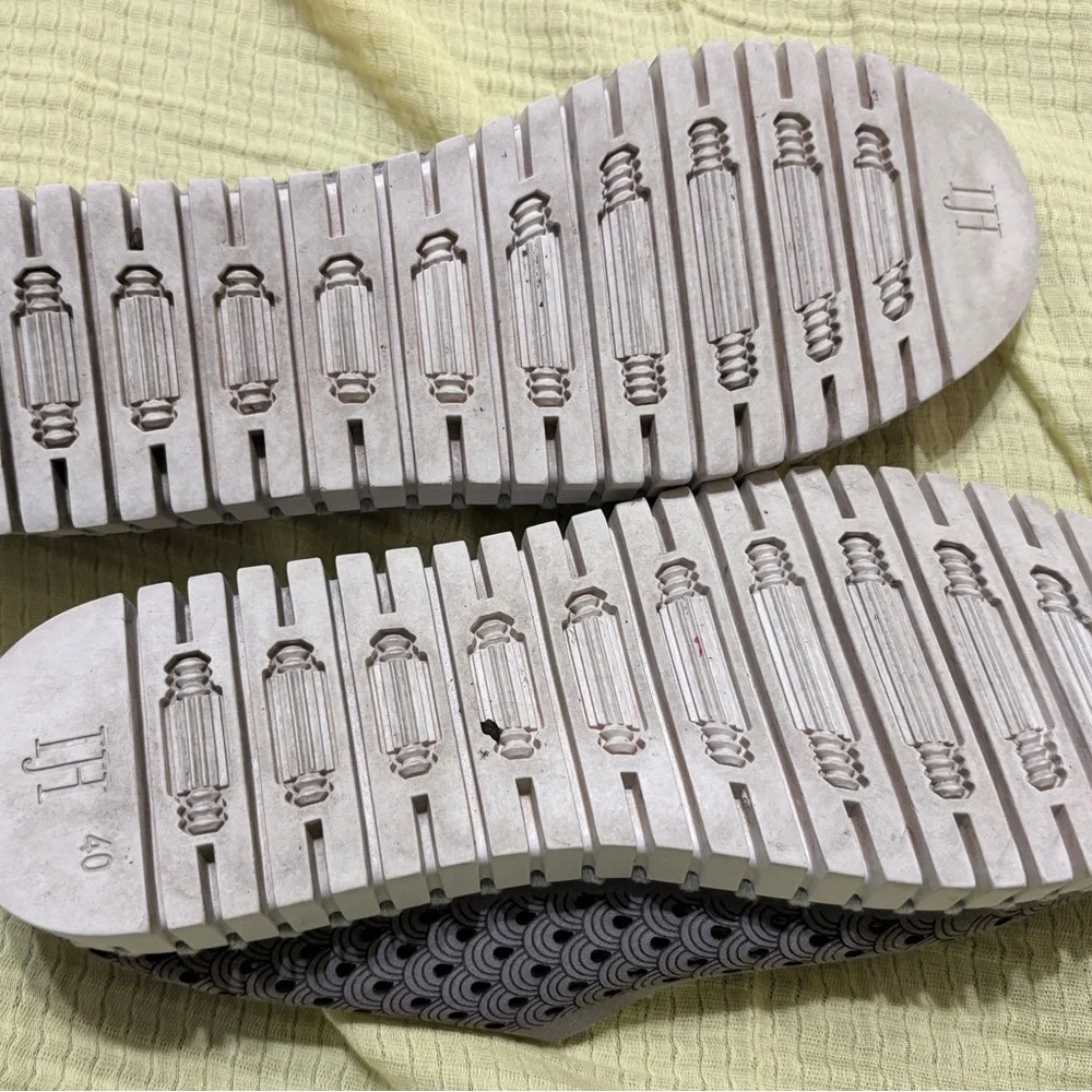 Ilse Jacobsen Light Gray Laser-Cut Ballet Flats - Picture 2 of 2